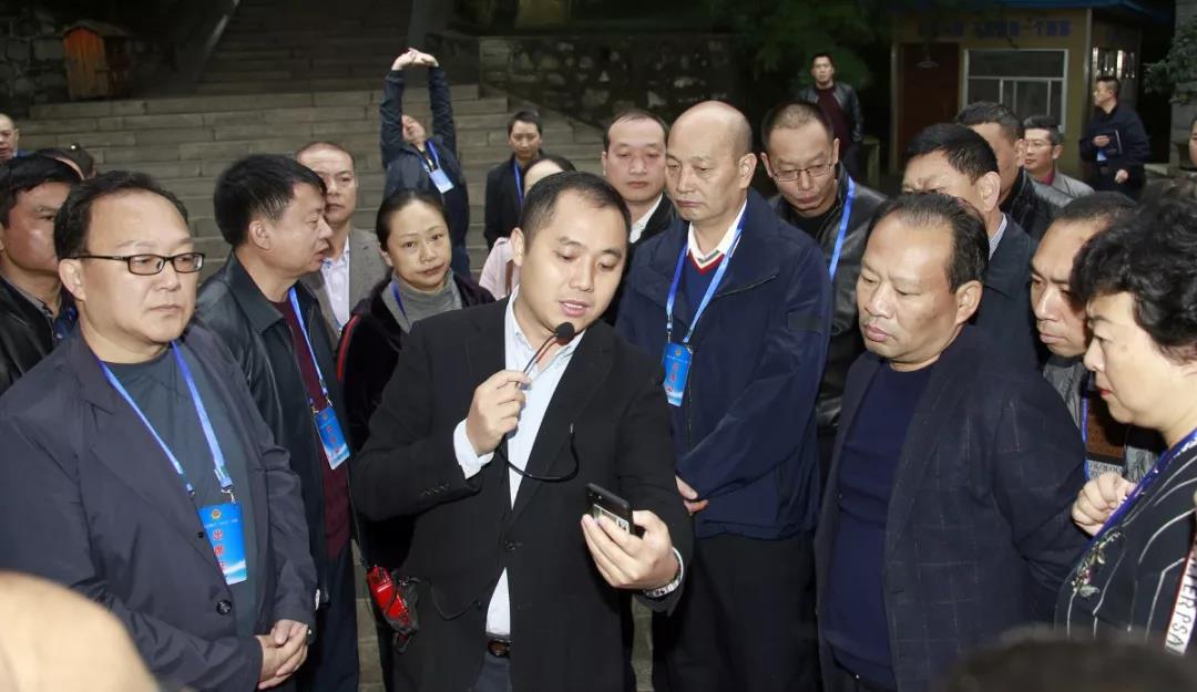 (▲集团公司董事长助理张目为观摩团作详细讲解)