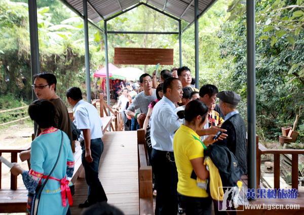 全区职工坚守岗位，合理安排游客游人线路