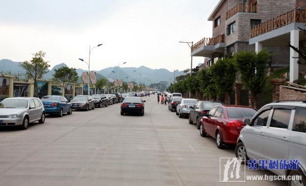 黄果树景区外围公路有序停放的游客车辆
