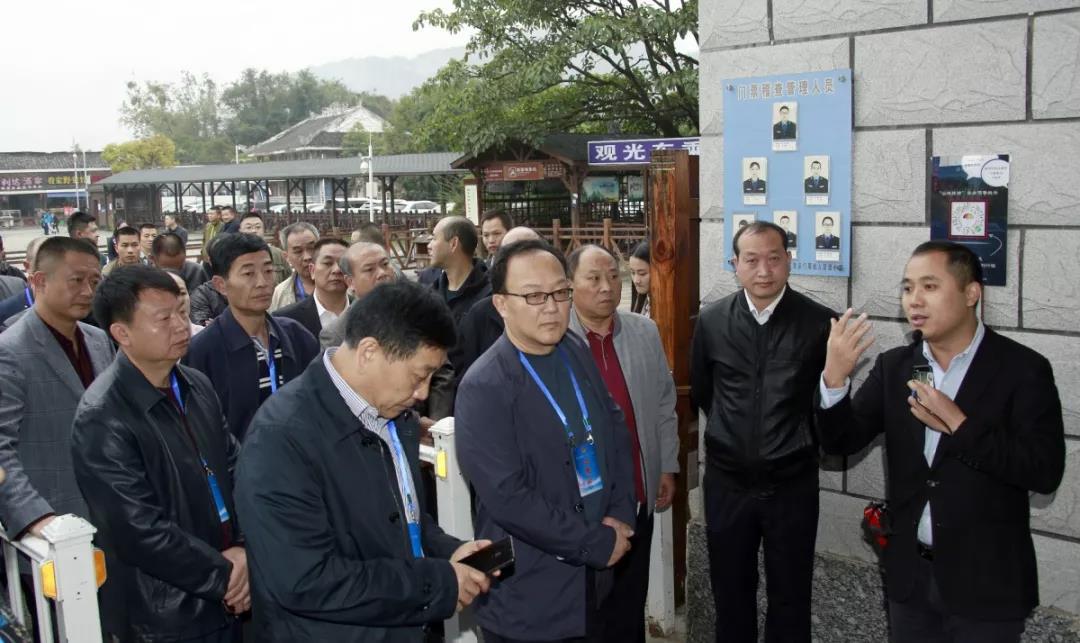 (▲观摩黄果树景区入口反恐防范设施)