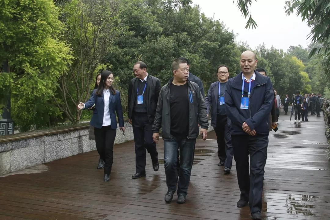 (▲集团公司党委副书记陪同观摩团)