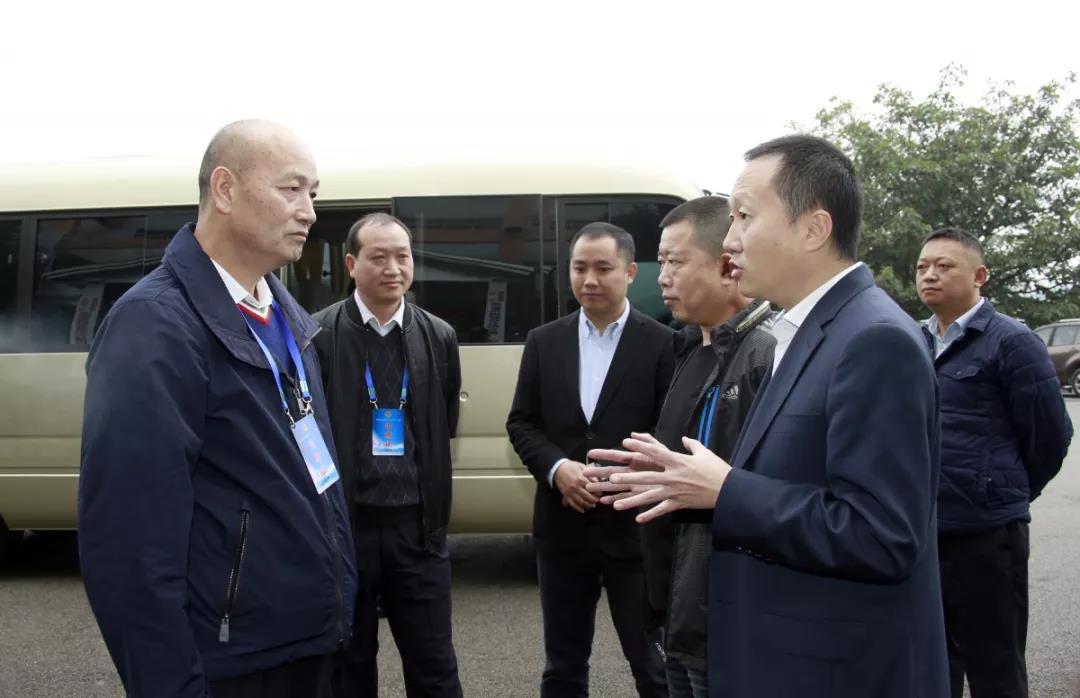 (▲董事长吴声洪向观摩团领导汇报景区工作推进)