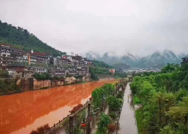 我国传奇大河，一到雨季河水颜色鲜红如血，呢背后历史让人肃然起敬