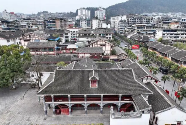 我国传奇大河，一到雨季河水颜色鲜红如血，背后历史让人肃然起敬