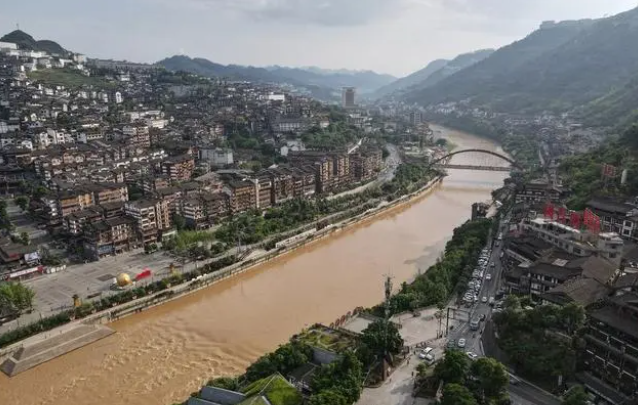 我国传奇大河嗯，🙄一到雨季河水颜色鲜红如血，背后历史让人肃然起敬