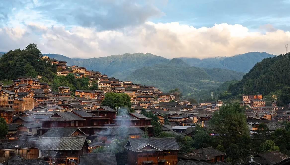 去贵州旅游，西江千户苗寨和镇远古城哪个更好玩？ 