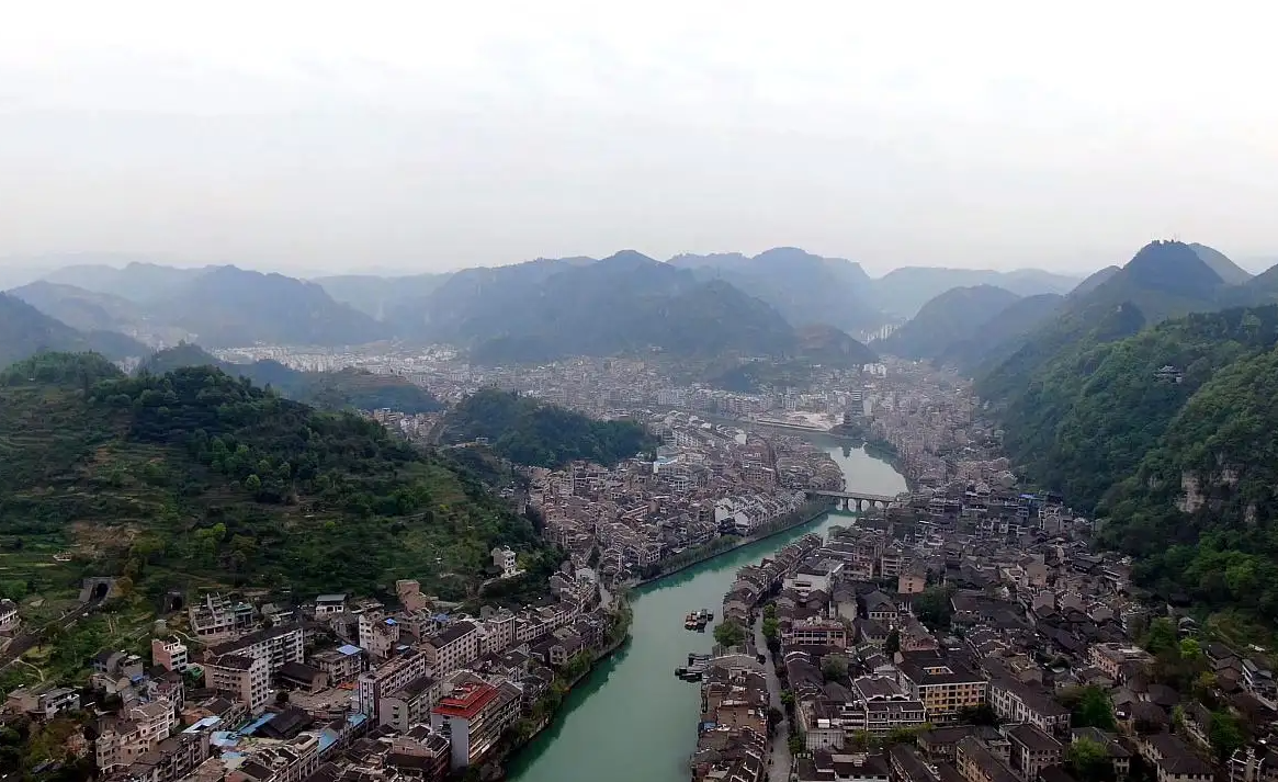 去贵州旅游，西江千户苗寨和镇远古城哪个更好玩？ 