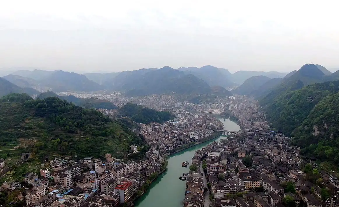 去贵州旅游，🧘‍♀️西江千户苗寨和镇远古城哪个更好玩？ 