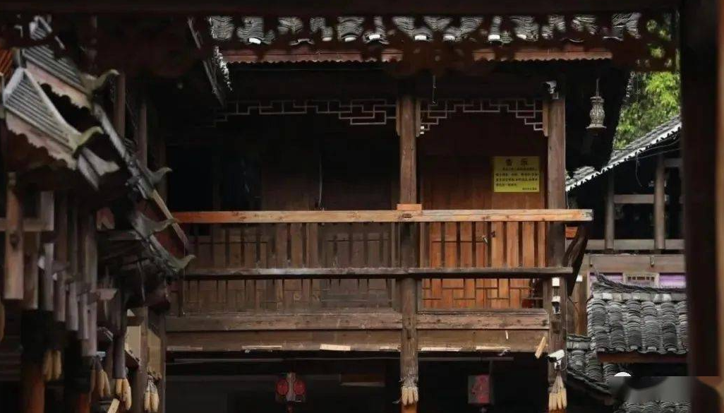 以美人命名的建筑,一定要看苗族美人靠 以美人命名的建筑,一定要看苗族美人靠