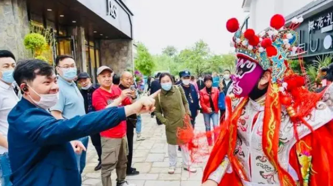 花溪十字街美景、美食、潮玩......等你来点亮！