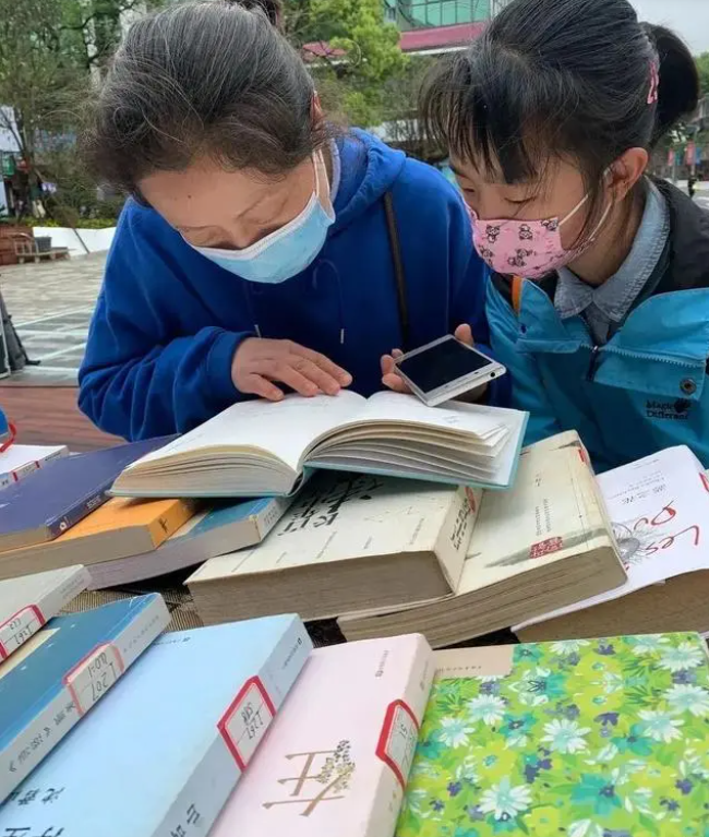 “阅行花溪;笔落十字街”活动现场突击,好不热闹!!! “阅行花溪;笔落十字街”活动现场突击,好不热闹!!!